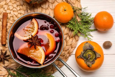 Pot lezzetli mulled şarap ve maddeler tablosundaki