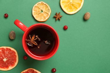 Fincan lezzetli mulled şarap ve malzemelerin renk arka plan üzerine