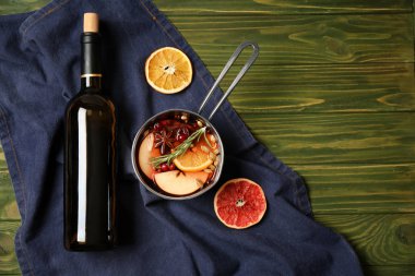 Lezzetli mulled şarap ve şişe ahşap arka plan üzerinde pot