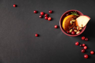 Fincan koyu arka plan üzerinde lezzetli mulled şarap