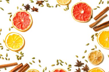 Beyaz zemin üzerine lezzetli mulled şarap için malzemelerle yapılan çerçeve