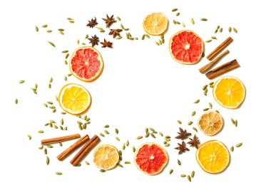 Beyaz zemin üzerine lezzetli mulled şarap için malzemelerle yapılan çerçeve