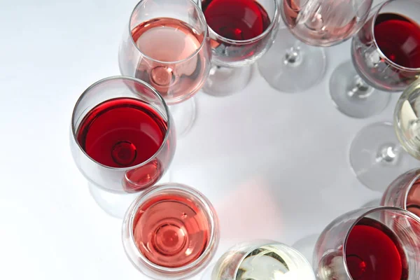 Gläser Mit Verschiedenen Weinsorten Auf Weißem Hintergrund — Stockfoto