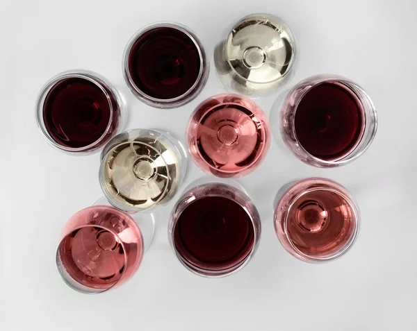 Gläser Mit Verschiedenen Weinsorten Auf Weißem Hintergrund Draufsicht — Stockfoto