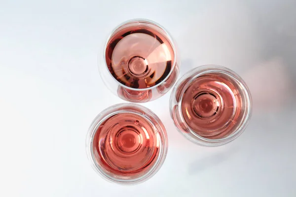 Gläser Rosa Wein Auf Weißem Hintergrund Draufsicht — Stockfoto
