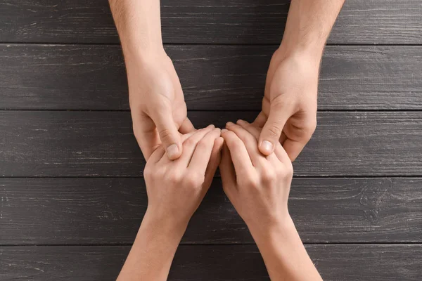 Pareja Joven Cogida Mano Sobre Mesa Madera — Foto de Stock