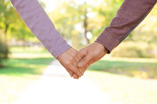 Pareja Joven Cogida Mano Aire Libre —  Fotos de Stock