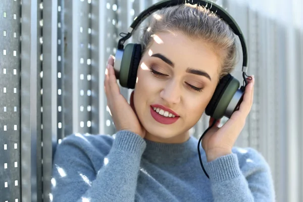 Belle Jeune Femme Écoute Musique Plein Air — Photo