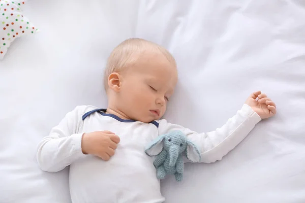 Słodkie Mały Chłopiec Śpi Łóżko — Zdjęcie stockowe