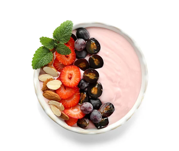 碗与粉红色的酸奶和新鲜的水果在白色背景 — 图库照片