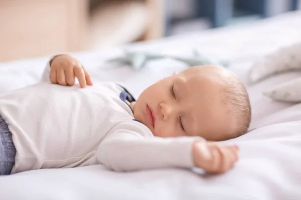 Bonito Menino Dormindo Cama — Fotografia de Stock