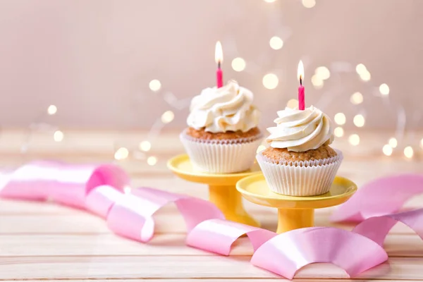 Läckra Birthday Cupcakes Med Brinnande Ljus Träbord Mot Suddig Lampor — Stockfoto