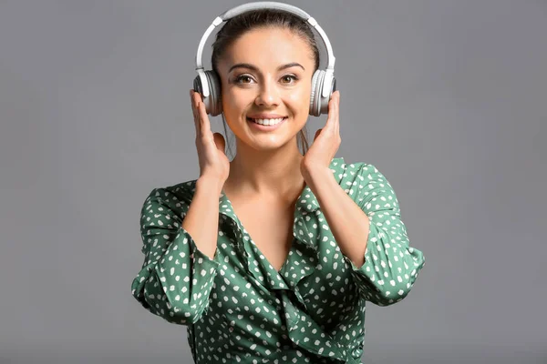 Hermosa Mujer Escuchando Música Sobre Fondo Gris —  Fotos de Stock