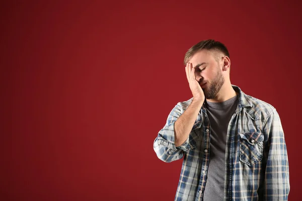 Känslomässiga Ung Man Efter Att Göra Misstag Färgbakgrund — Stockfoto