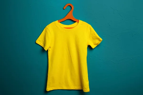 Child Shirt Hanger Color Background — Stock Photo, Image