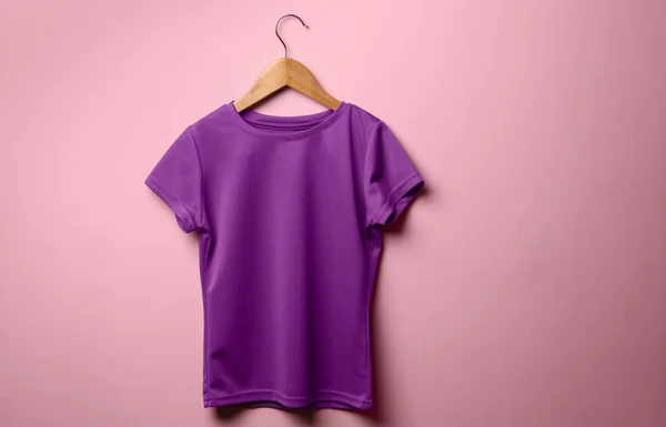 Çocuk Shirt Renk Arka Plan Üzerinde Askı Ile — Stok fotoğraf