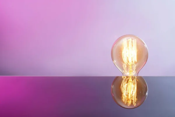 Glowing Retro Light Bulb Reflection Color Background — Stock Photo, Image