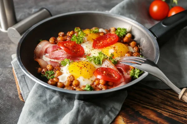 Fried Eggs Bacon Chickpeas Pan Table — Stock Photo, Image