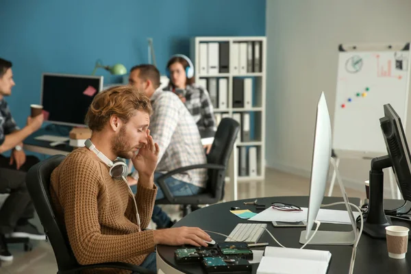 Spécialiste Informatique Fatigué Travaillant Dans Bureau — Photo