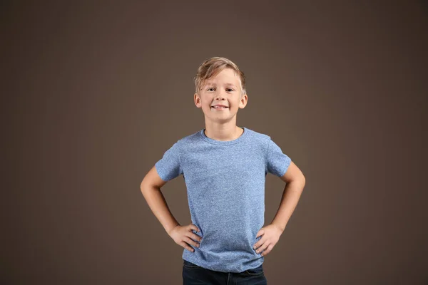 Niedlicher Junge Shirt Auf Farbigem Hintergrund — Stockfoto