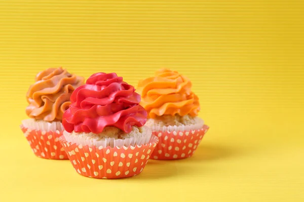 Leckere Cupcakes Auf Farbigem Hintergrund — Stockfoto