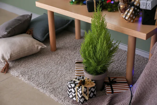 Pote Com Árvore Thuya Presentes Natal Chão Quarto — Fotografia de Stock