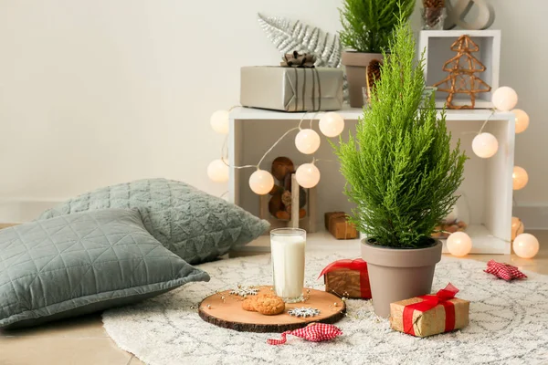 Vaso Leche Con Sabrosas Galletas Navidad Árbol Thuya Suelo Habitación — Foto de Stock