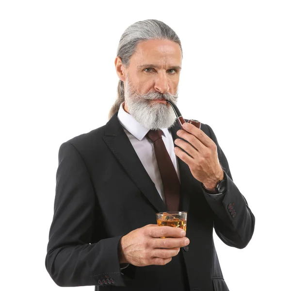 Postarší Obchodník Sklenkou Whisky Potrubí Bílém Pozadí — Stock fotografie