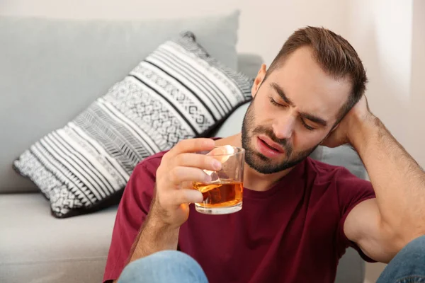 Pijany Młody Człowiek Szklanką Whisky Domu — Zdjęcie stockowe