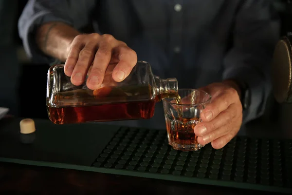 クローズ アップでグラスにウイスキーを注ぐバーテンダー — ストック写真