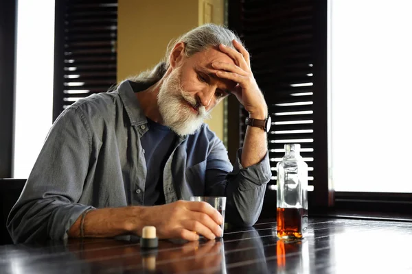 Hombre Mayor Deprimido Bebiendo Whisky Pub — Foto de Stock