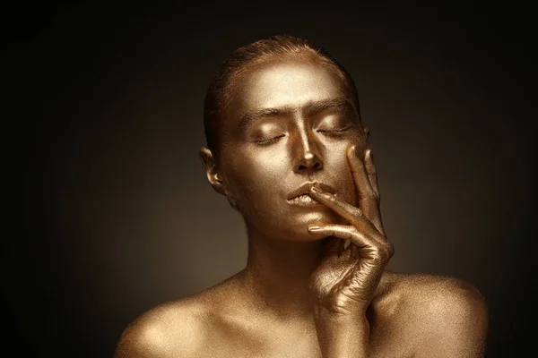 Güzel Genç Kadın Koyu Arka Plan Karşı Vücudu Üzerinde Altın — Stok fotoğraf