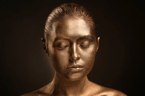 Güzel Genç Kadın Koyu Arka Plan Karşı Vücudu Üzerinde Altın — Stok fotoğraf