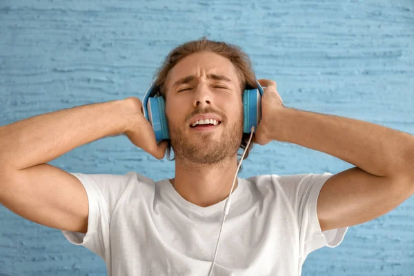 Mladý Muž Poslouchat Hudbu Pozadí — Stock fotografie