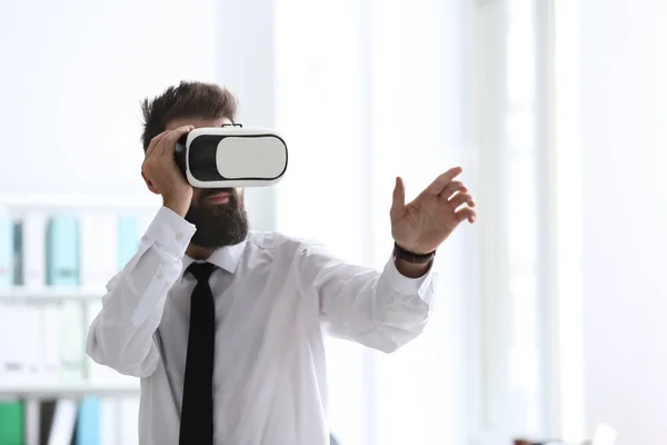 Geschäftsmann Trägt Virtual Reality Brille Büro — Stockfoto