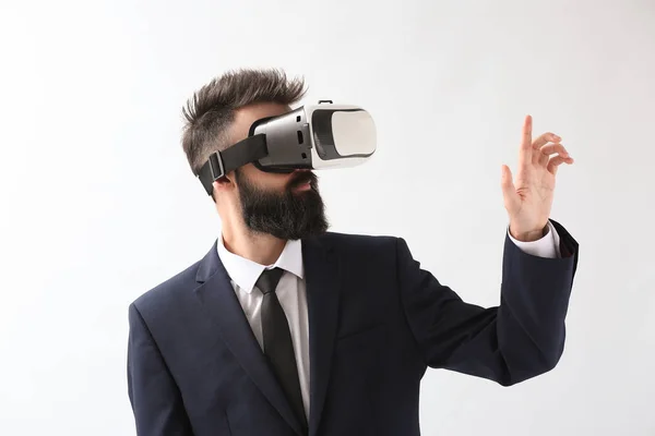 Geschäftsmann Trägt Virtual Reality Brille Auf Hellem Hintergrund — Stockfoto