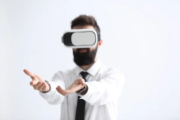 Geschäftsmann Trägt Virtual Reality Brille Auf Weißem Hintergrund — Stockfoto