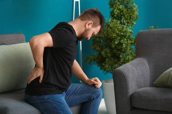 Hombre Que Sufre Dolor Espalda Casa — Foto de Stock