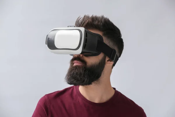 Mann Trägt Virtual Reality Brille Auf Hellem Hintergrund — Stockfoto