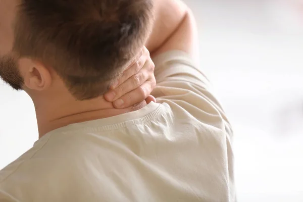 Hombre Que Sufre Dolor Cuello Casa —  Fotos de Stock