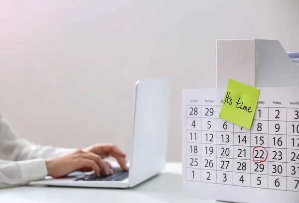 Het Vel Papier Met Tekst Het Tijd Agenda Vrouw Die — Stockfoto