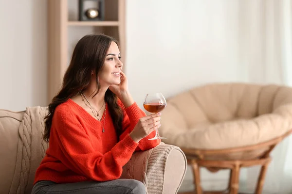 Mooie Jonge Vrouw Drinken Wijn Thuis — Stockfoto