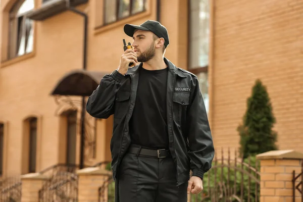 Guardia Seguridad Masculino Con Transmisor Radio Portátil Aire Libre — Foto de Stock