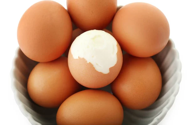 Huevos Pollo Hervidos Tazón Sobre Fondo Blanco Primer Plano — Foto de Stock