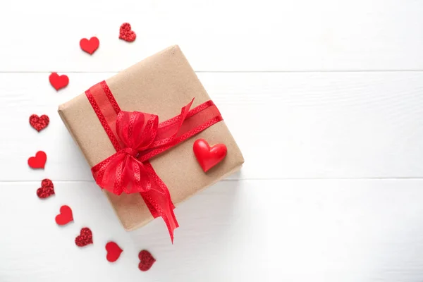 Hermoso Regalo Con Corazones Mesa Blanca Celebración San Valentín — Foto de Stock