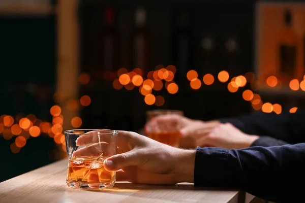 Uomo Con Bicchiere Whisky Tavolo Legno Nel Bar — Foto Stock