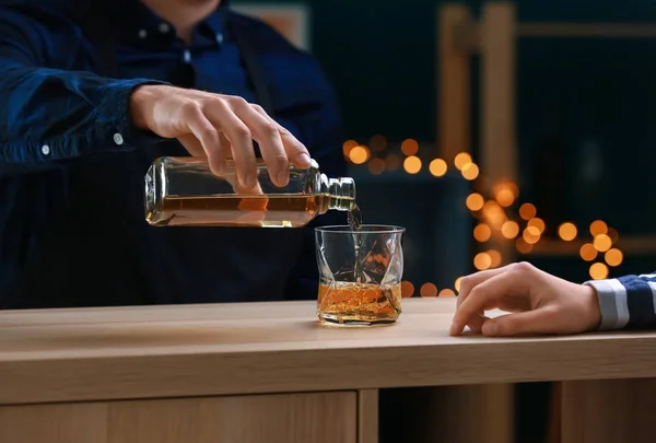 Manliga Bartendern Hälla Whisky Från Flaska Glas Bar — Stockfoto
