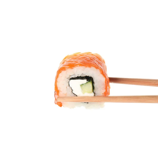 Stäbchen Mit Leckerer Sushi Rolle Auf Weißem Hintergrund — Stockfoto