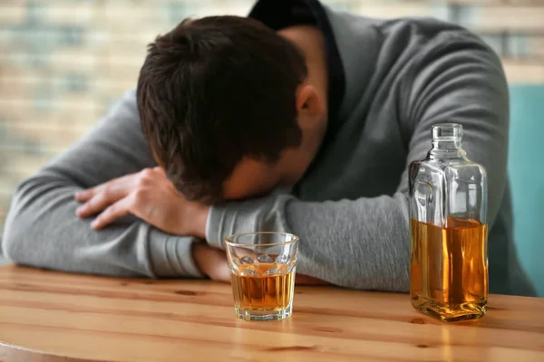 Uomo Ubriaco Privo Sensi Con Bicchiere Whisky Casa — Foto Stock