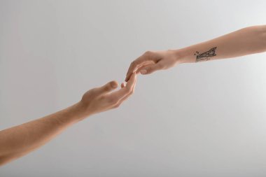 Erkek ve kadın açık renkli parmaklar dokunmadan